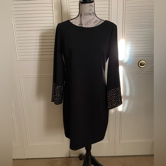 Jessica Howard Dresses & Skirts - Jessica Howard black shift dress wide bell sleeve studs